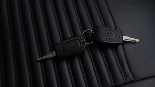 Used 2017 Renault Kwid [2015-2019] 1.0 RXT AMT Petrol Automatic extra CAR KEY VIEW