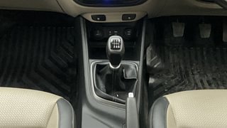 Used 2017 Hyundai Verna [2017-2020] 1.6 VTVT SX (O) Petrol Manual interior GEAR  KNOB VIEW