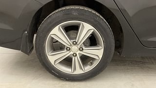 Used 2017 Hyundai Verna [2017-2020] 1.6 VTVT SX (O) Petrol Manual tyres RIGHT REAR TYRE RIM VIEW