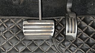 Used 2019 Mahindra XUV500 W11 AT Diesel Automatic interior PEDALS VIEW