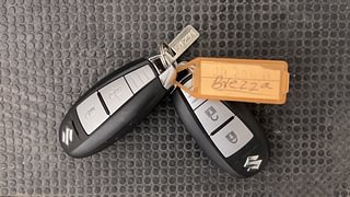 Used 2017 Maruti Suzuki Vitara Brezza [2016-2020] ZDI PLUS Dual Tone Diesel Manual extra CAR KEY VIEW