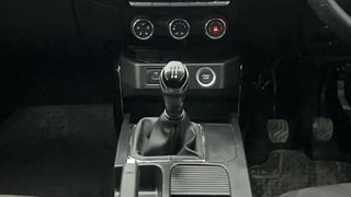 Used 2023 Renault Kiger RXT (O) MT Petrol Manual interior GEAR  KNOB VIEW