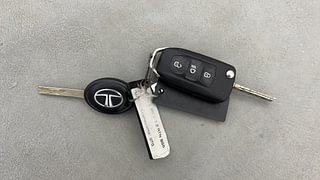 Used 2022 Tata Altroz XM Plus 1.2 Petrol Manual extra CAR KEY VIEW