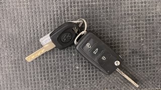 Used 2015 volkswagen Vento 1.6L Highline Petrol Petrol Manual extra CAR KEY VIEW