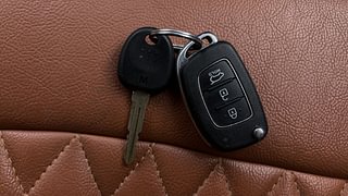 Used 2018 Hyundai Elite i20 [2018-2020] Asta 1.2 Dual Tone Petrol Manual extra CAR KEY VIEW