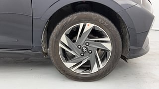 Used 2021 Hyundai New i20 Asta 1.0 Turbo DCT Petrol Automatic tyres RIGHT FRONT TYRE RIM VIEW