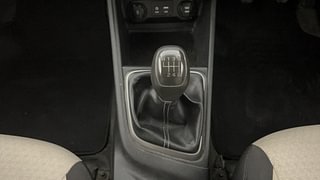 Used 2017 Hyundai Verna [2017-2020] 1.6 VTVT SX Petrol Manual interior GEAR  KNOB VIEW