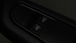 Used 2025 Renault Triber RXE Petrol Manual top_features Power windows