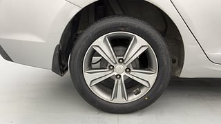 Used 2017 Hyundai Verna [2017-2020] 1.6 VTVT SX Petrol Manual tyres RIGHT REAR TYRE RIM VIEW