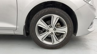 Used 2017 Hyundai Verna [2017-2020] 1.6 VTVT SX Petrol Manual tyres RIGHT FRONT TYRE RIM VIEW