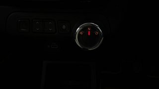 Used 2019 Renault Kwid [2015-2019] 1.0 RXT AMT Petrol Automatic interior GEAR  KNOB VIEW