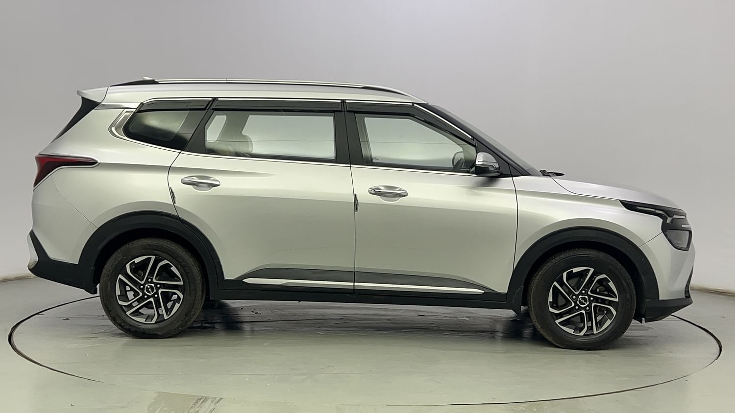 New Kia Carens exterior RIGHT SIDE VIEW