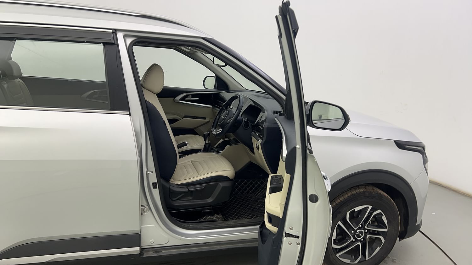 New Kia Carens interior RIGHT SIDE FRONT DOOR CABIN VIEW