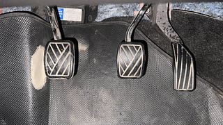 Used 2018 Maruti Suzuki Vitara Brezza [2016-2020] VDi Diesel Manual interior PEDALS VIEW