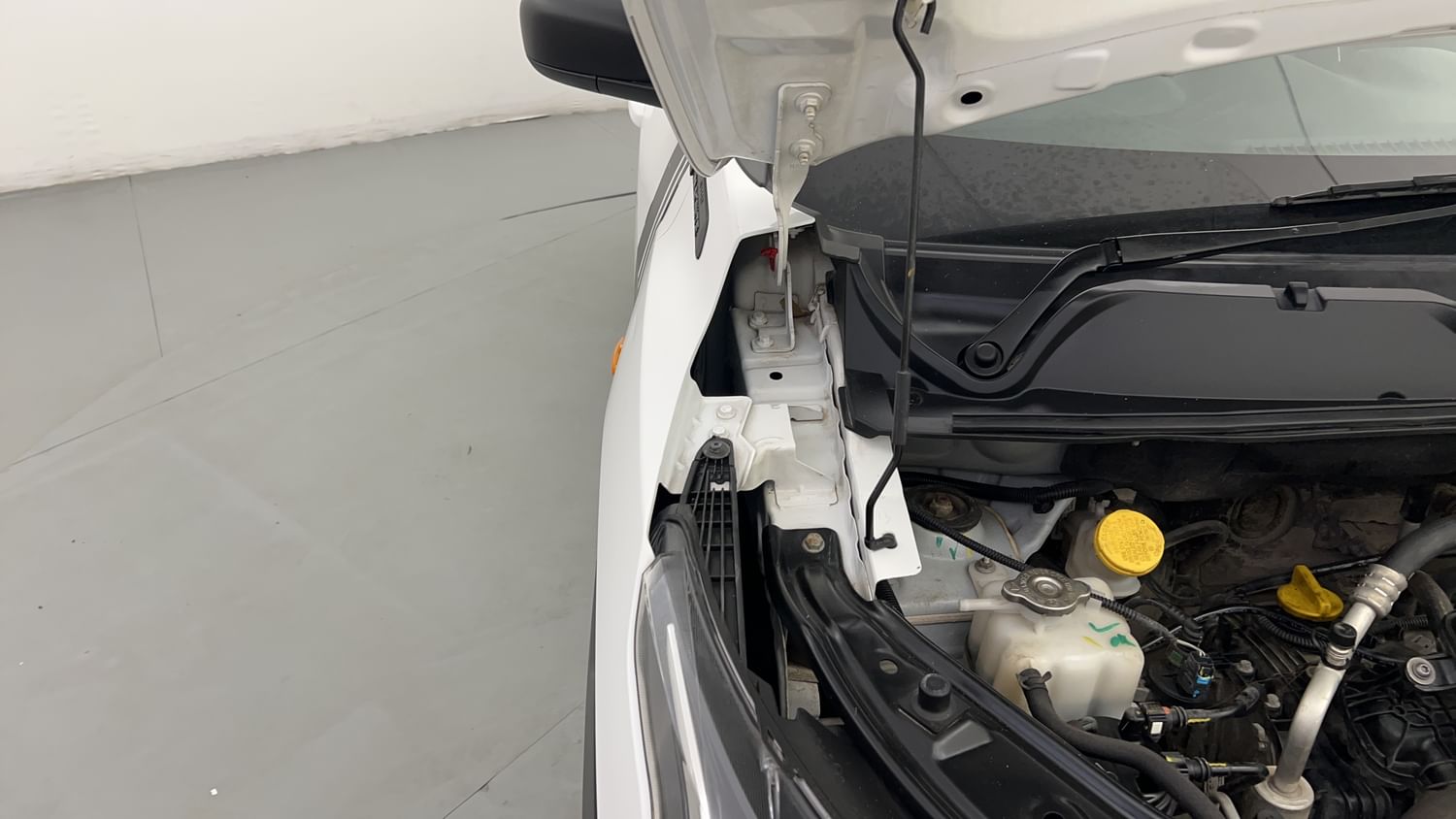 New Nissan Magnite engine ENGINE RIGHT SIDE HINGE & APRON VIEW