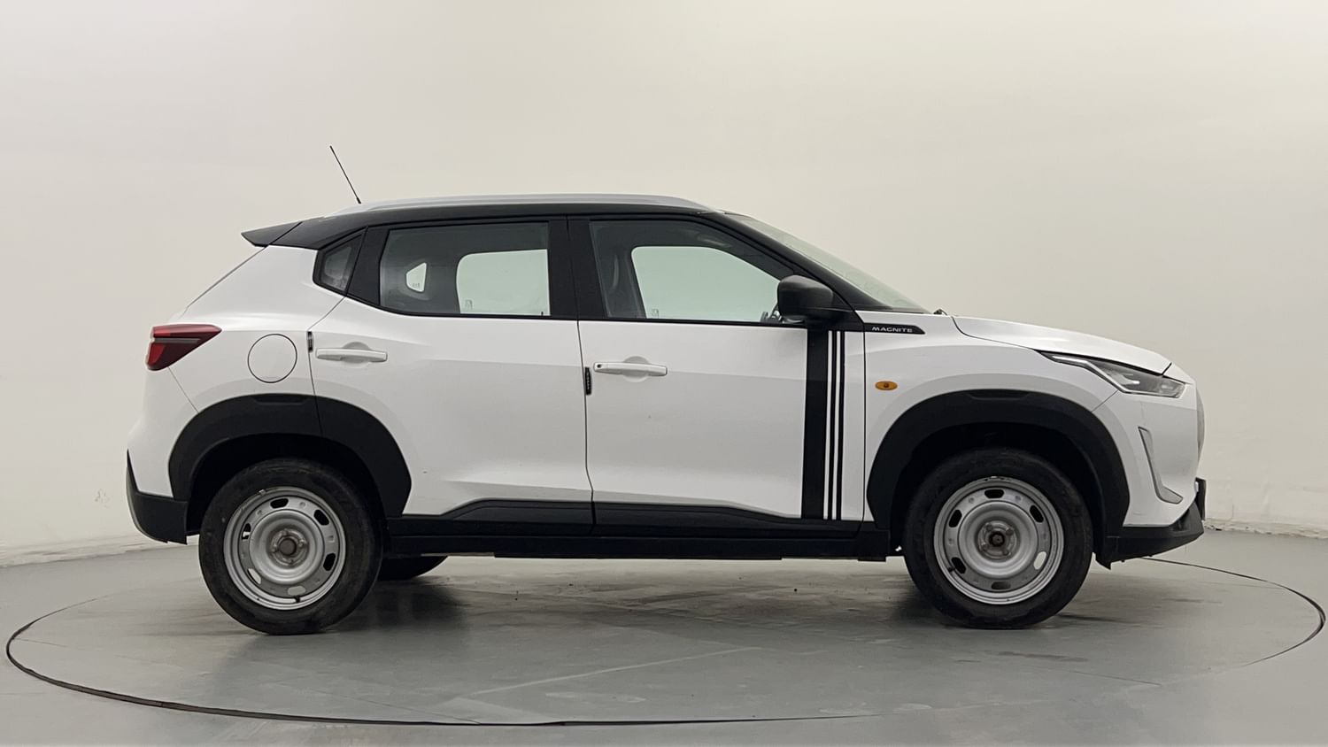 New Nissan Magnite exterior RIGHT SIDE VIEW