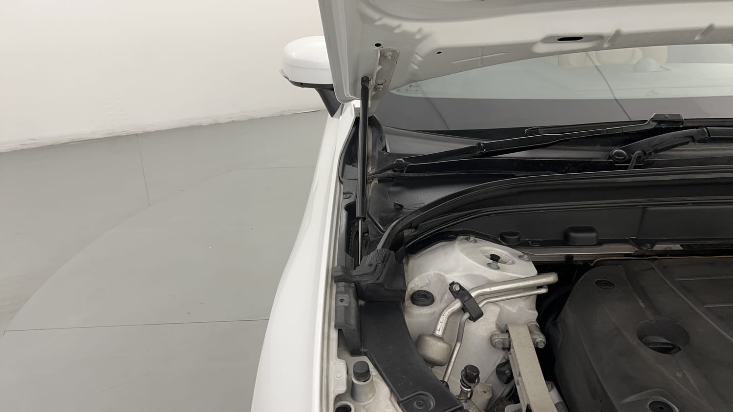 New Volvo XC60 engine ENGINE RIGHT SIDE HINGE & APRON VIEW