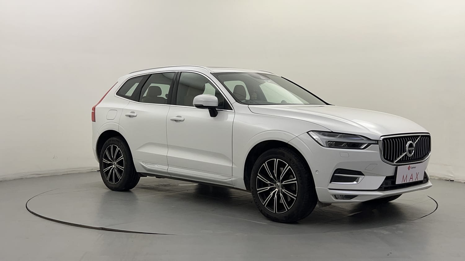 New Volvo XC60 exterior RIGHT FRONT CORNER VIEW