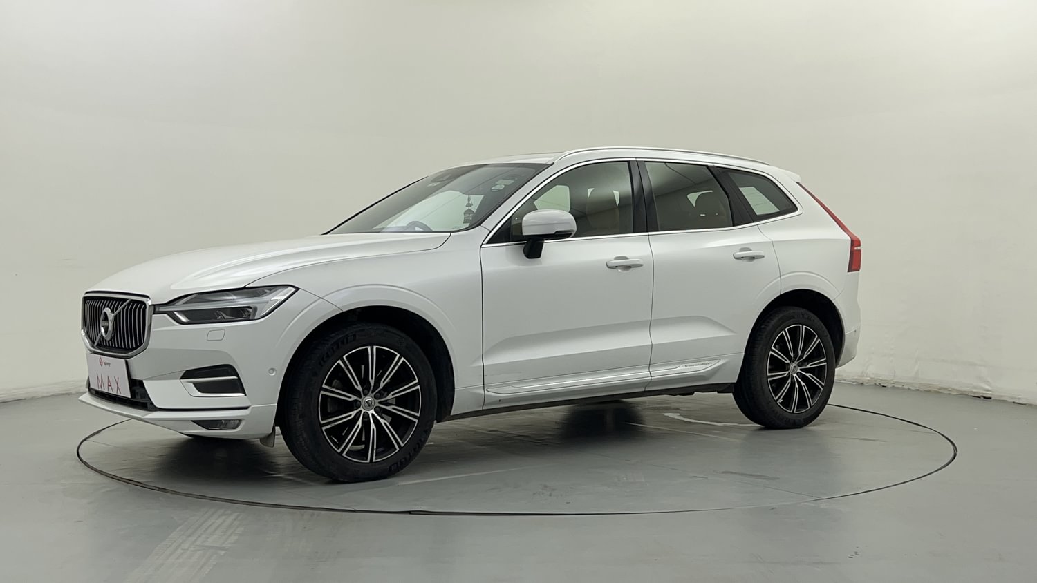 New Volvo XC60 exterior LEFT FRONT CORNER VIEW