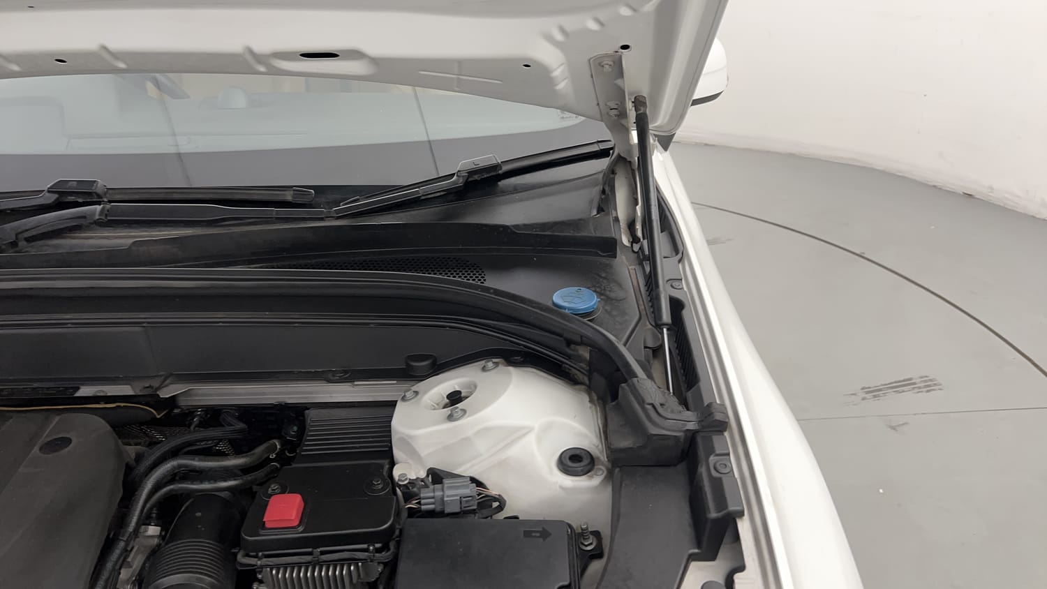 New Volvo XC60 engine ENGINE LEFT SIDE HINGE & APRON VIEW