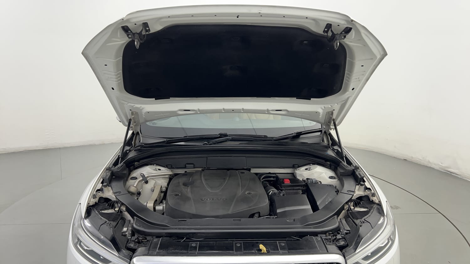 New Volvo XC60 engine ENGINE & BONNET OPEN FRONT VIEW