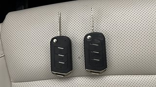 Used 2022 Mahindra XUV700 AX 7 Petrol AT Luxury Pack 7 STR Petrol Automatic extra CAR KEY VIEW