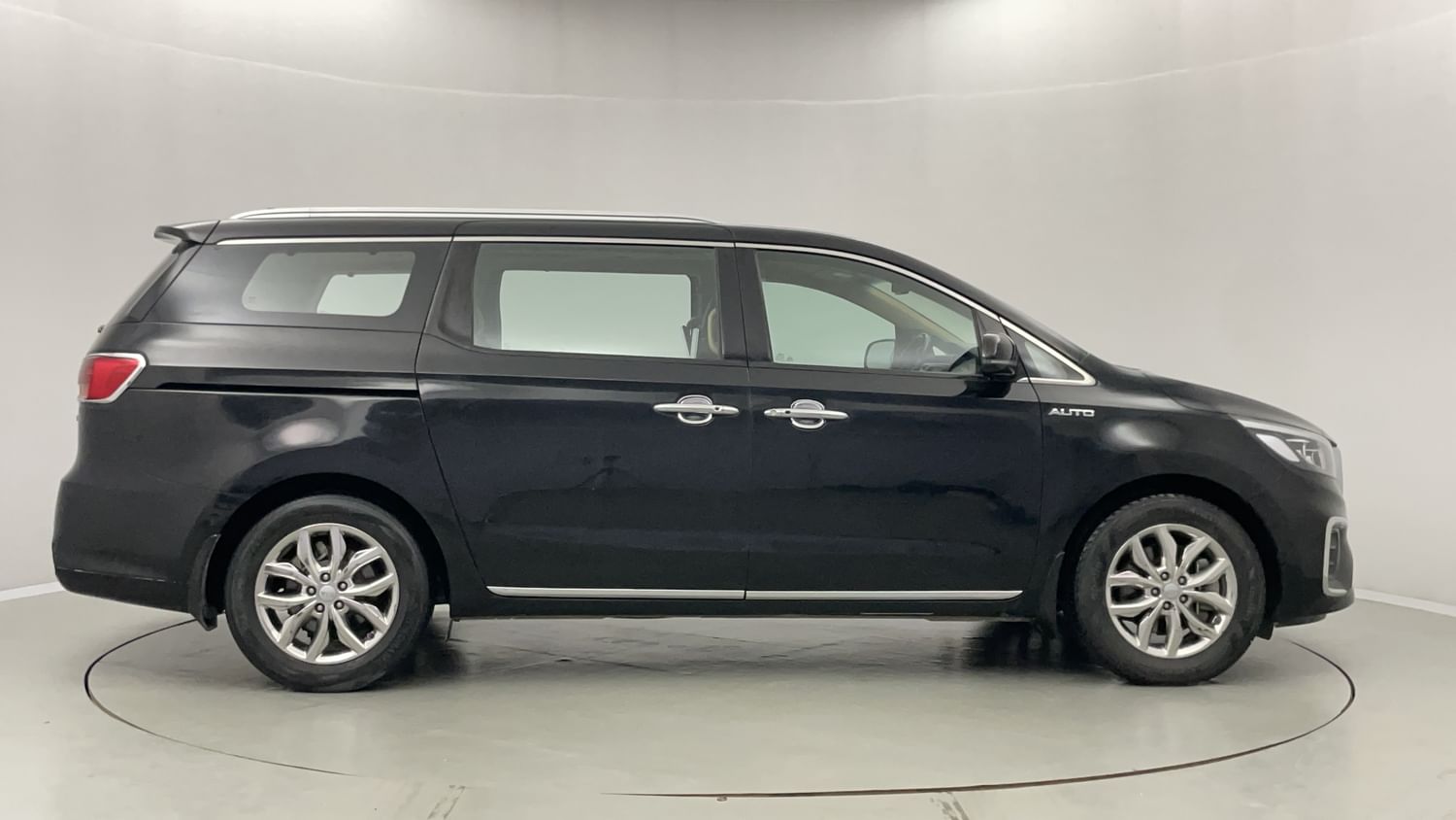 New Kia Carnival exterior RIGHT SIDE VIEW