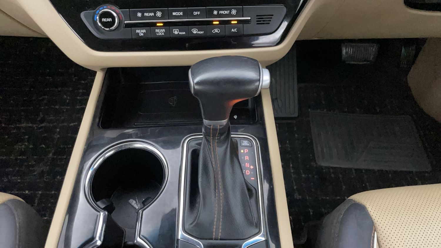 New Kia Carnival interior GEAR  KNOB VIEW