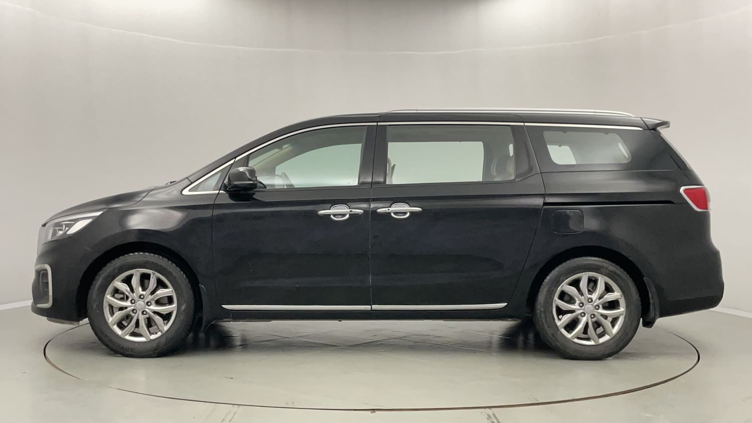 New Kia Carnival exterior LEFT SIDE VIEW