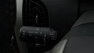 Used 2019 Mahindra XUV500 W9 Diesel Manual top_features Rain sensing wipers