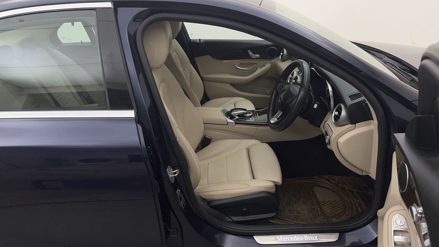New Mercedes-Benz C-Class interior RIGHT SIDE FRONT DOOR CABIN VIEW