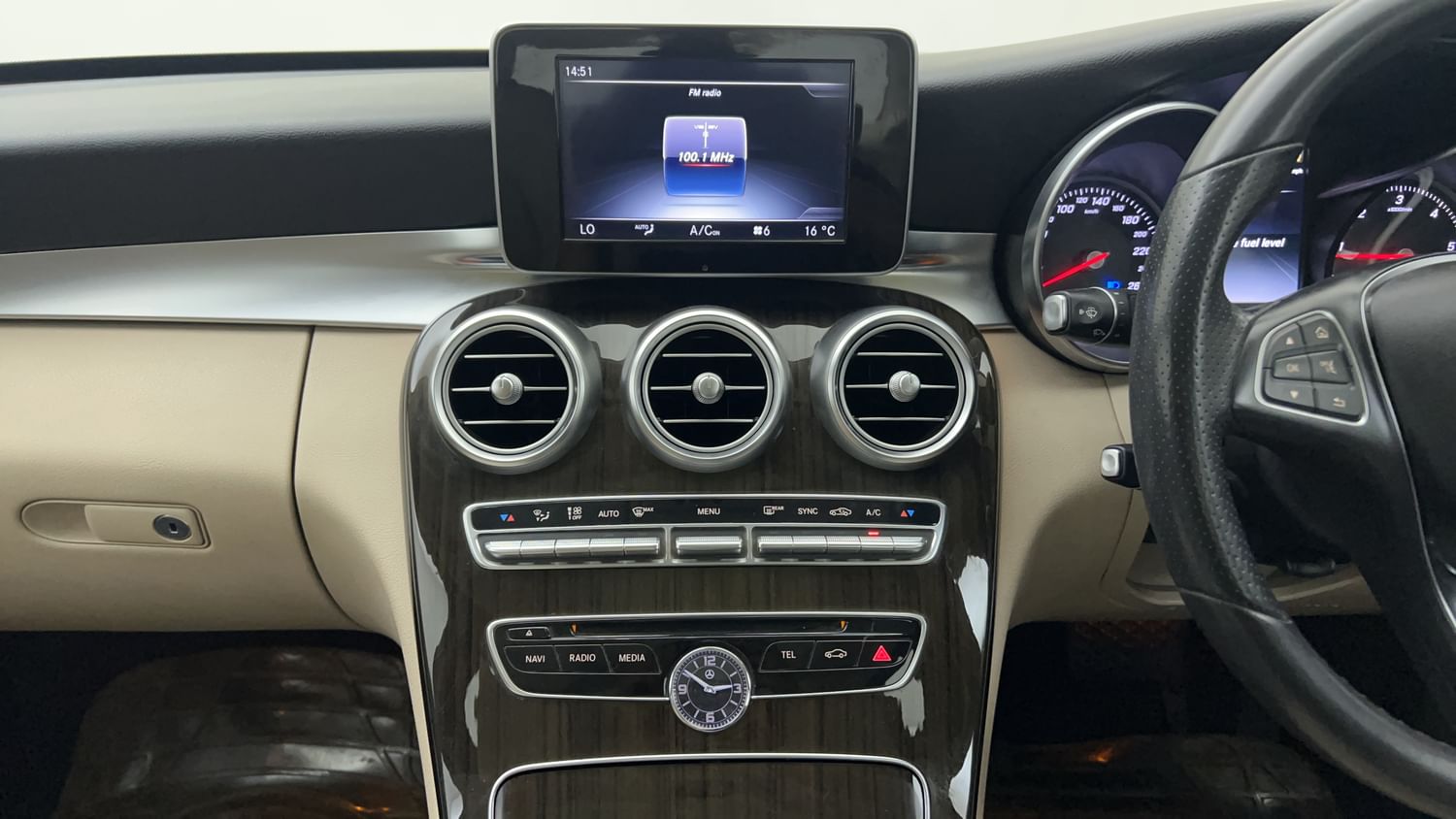 New Mercedes-Benz C-Class interior MUSIC SYSTEM & AC CONTROL VIEW