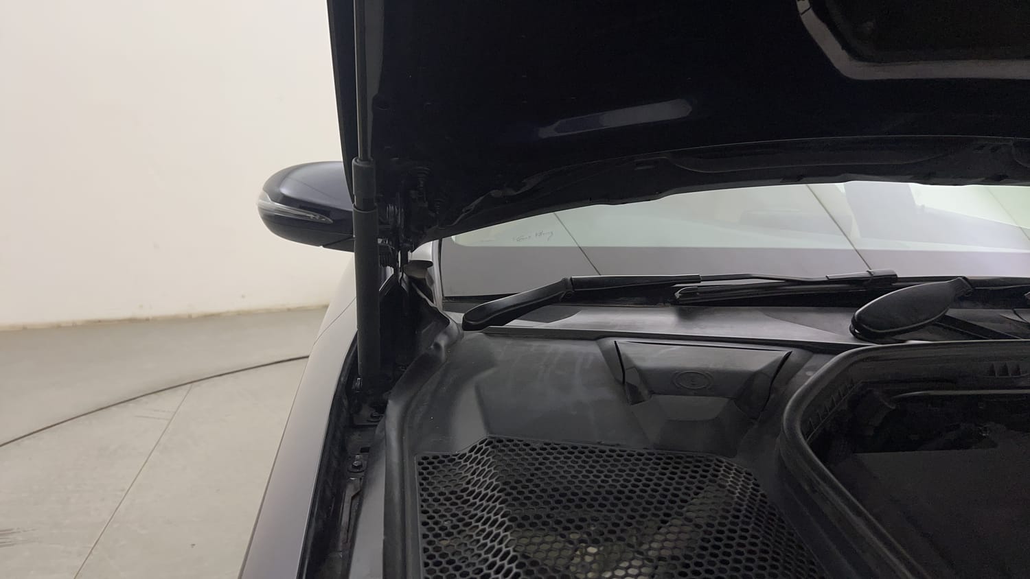 New Mercedes-Benz C-Class engine ENGINE RIGHT SIDE HINGE & APRON VIEW