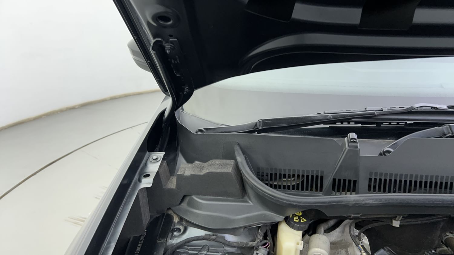 New Volkswagen Taigun engine ENGINE RIGHT SIDE HINGE & APRON VIEW