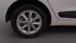 Used 2015 Hyundai Grand i10 Asta AT 1.2 Kappa VTVT Petrol Automatic tyres RIGHT REAR TYRE RIM VIEW
