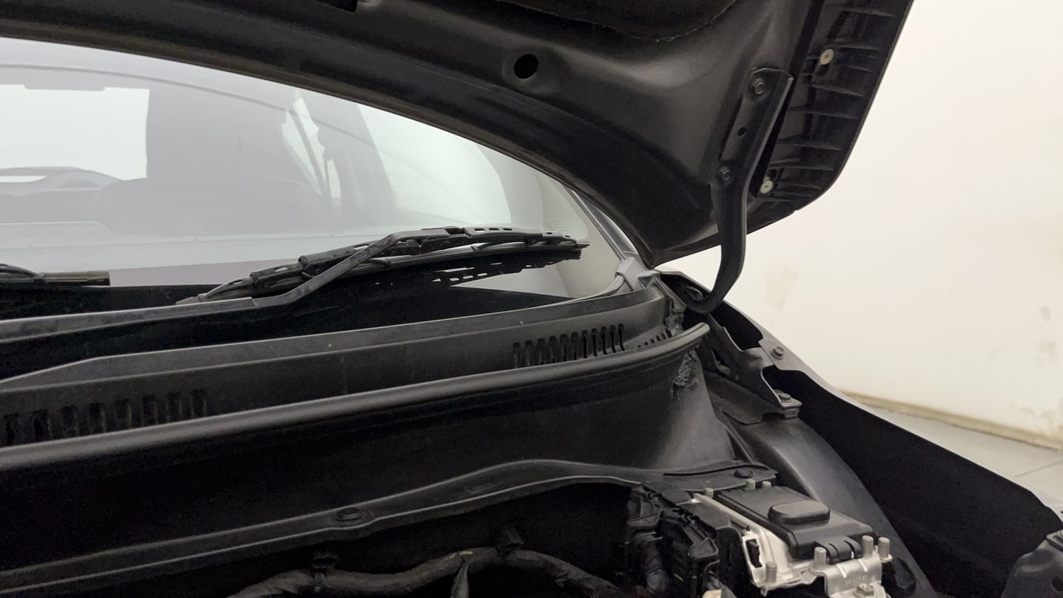 New Maruti Suzuki Ignis engine ENGINE LEFT SIDE HINGE & APRON VIEW