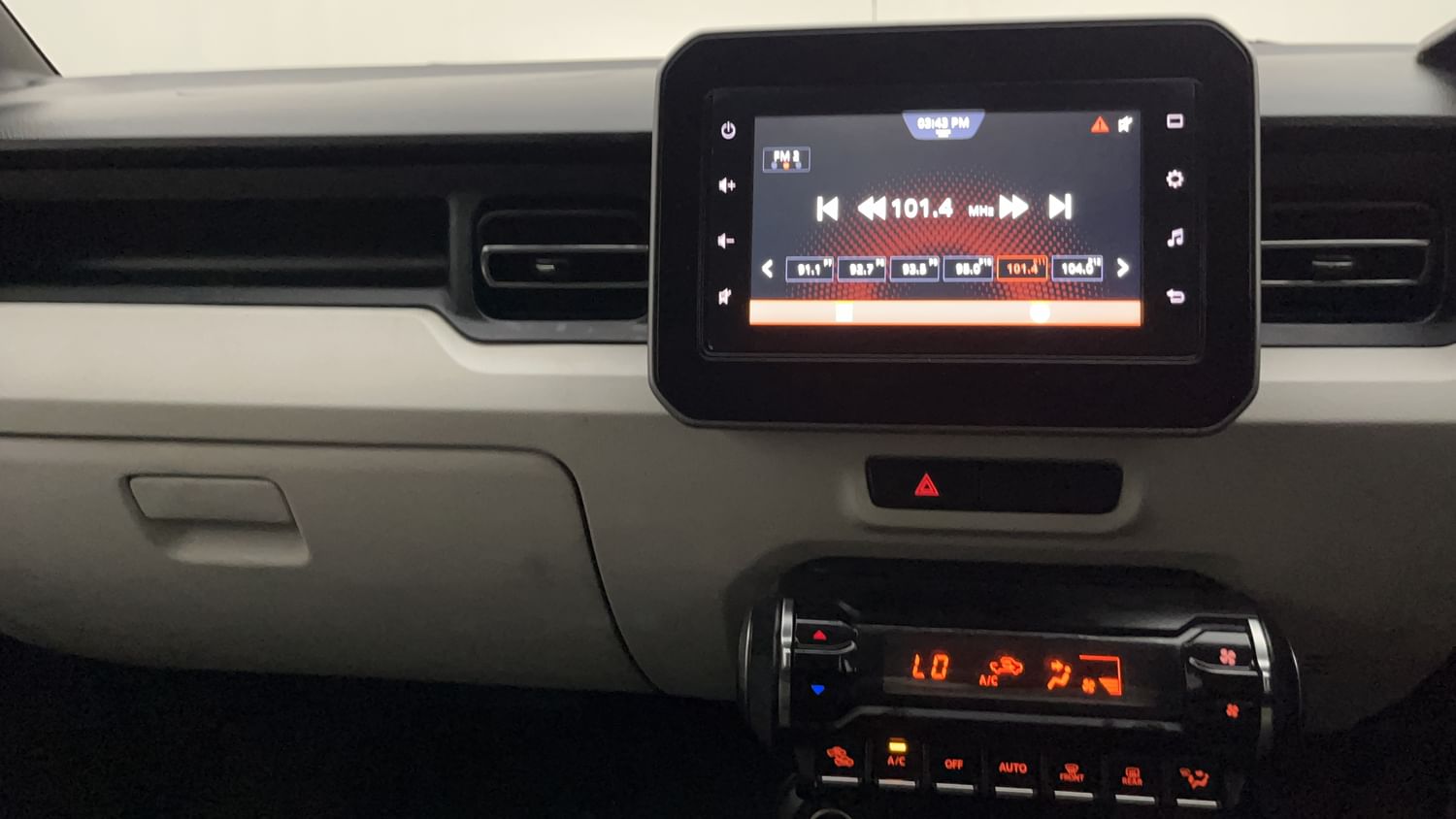 New Maruti Suzuki Ignis interior MUSIC SYSTEM & AC CONTROL VIEW