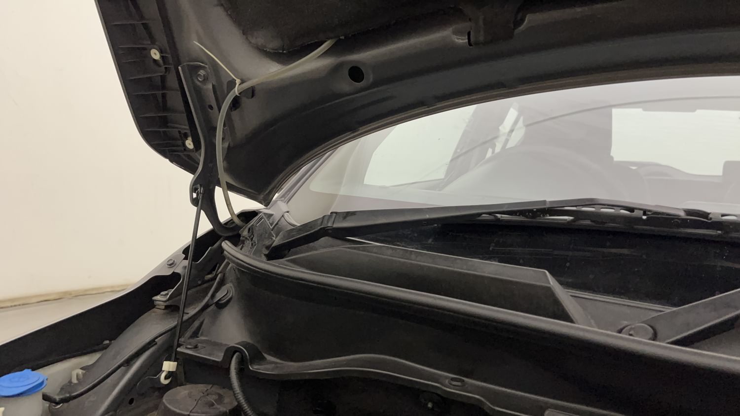 New Maruti Suzuki Ignis engine ENGINE RIGHT SIDE HINGE & APRON VIEW