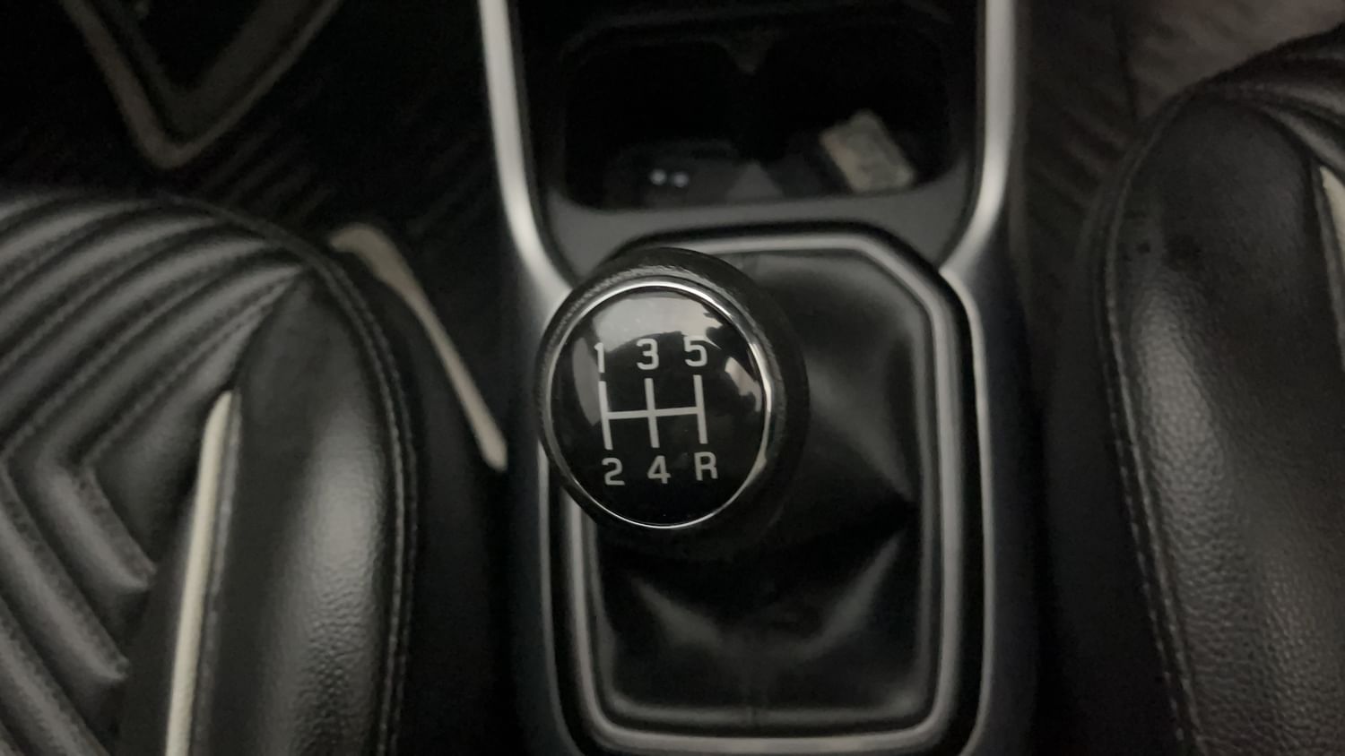 New Maruti Suzuki Ignis interior GEAR  KNOB VIEW