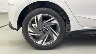 Used 2021 Hyundai New i20 Asta (O) 1.0 Turbo DCT Petrol Automatic tyres RIGHT REAR TYRE RIM VIEW