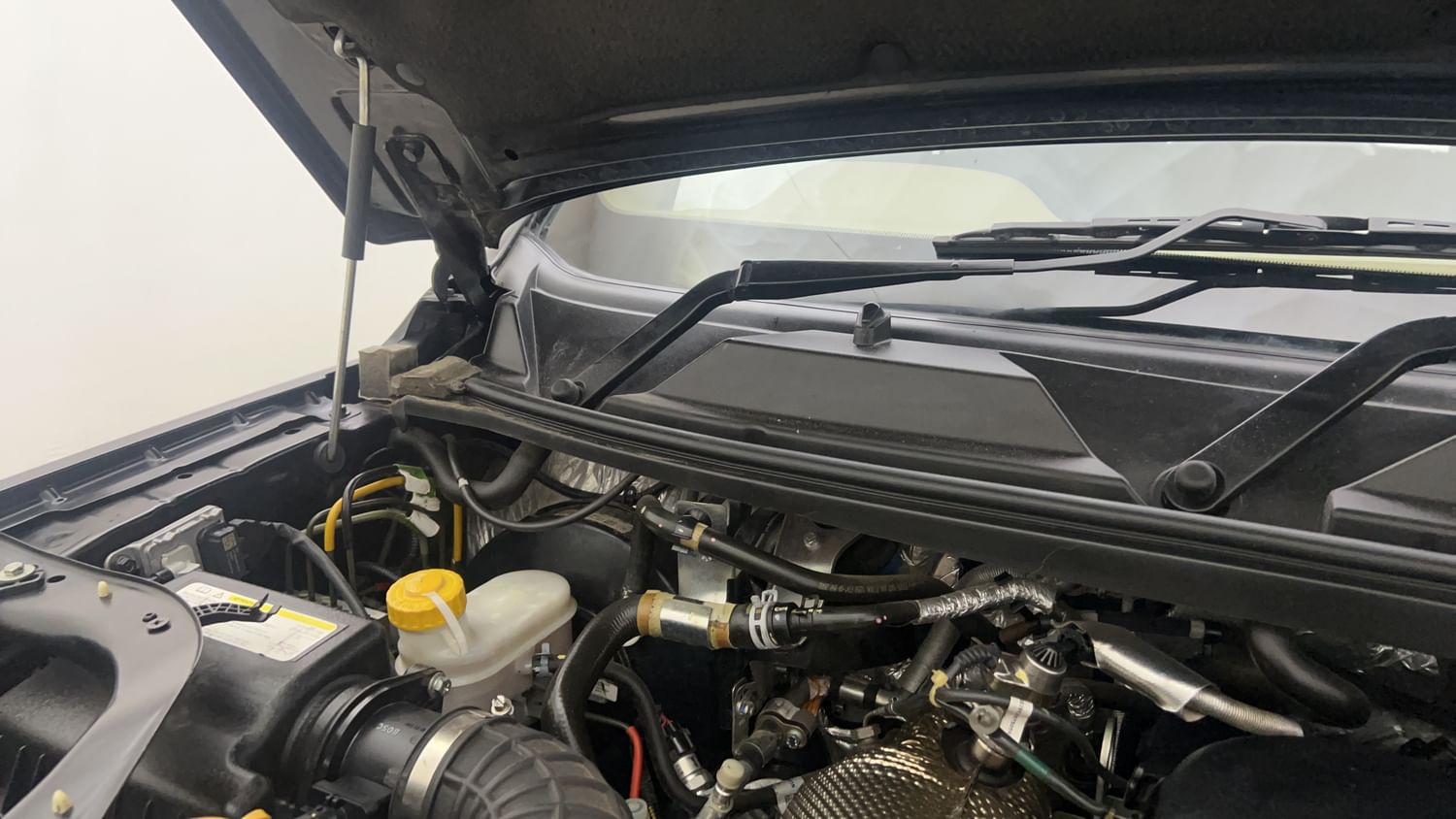 New Mahindra Bolero Neo engine ENGINE RIGHT SIDE HINGE & APRON VIEW