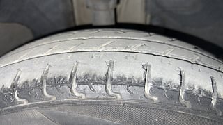 Used 2017 Renault Kwid [2015-2019] 1.0 RXT AMT Petrol Automatic tyres RIGHT FRONT TYRE TREAD VIEW