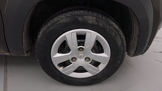 Used 2019 Renault Kwid [2015-2019] 1.0 RXT AMT Opt Petrol Automatic tyres RIGHT FRONT TYRE RIM VIEW
