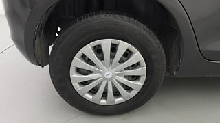 Used 2015 Maruti Suzuki Swift [2011-2017] VXi Petrol Manual tyres RIGHT REAR TYRE RIM VIEW