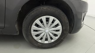 Used 2015 Maruti Suzuki Swift [2011-2017] VXi Petrol Manual tyres RIGHT FRONT TYRE RIM VIEW