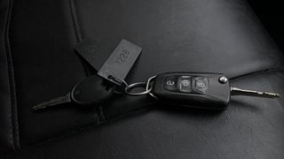 Used 2019 Tata Tiago [2018-2020] XZ Plus Dual Tone Roof Petrol Manual extra CAR KEY VIEW