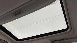 Used 2019 Mahindra XUV500 W9 Diesel Manual top_features Sunroof