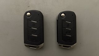 Used 2021 Mahindra XUV700 AX 7 Petrol AT Luxury Pack 7 STR Petrol Automatic extra CAR KEY VIEW