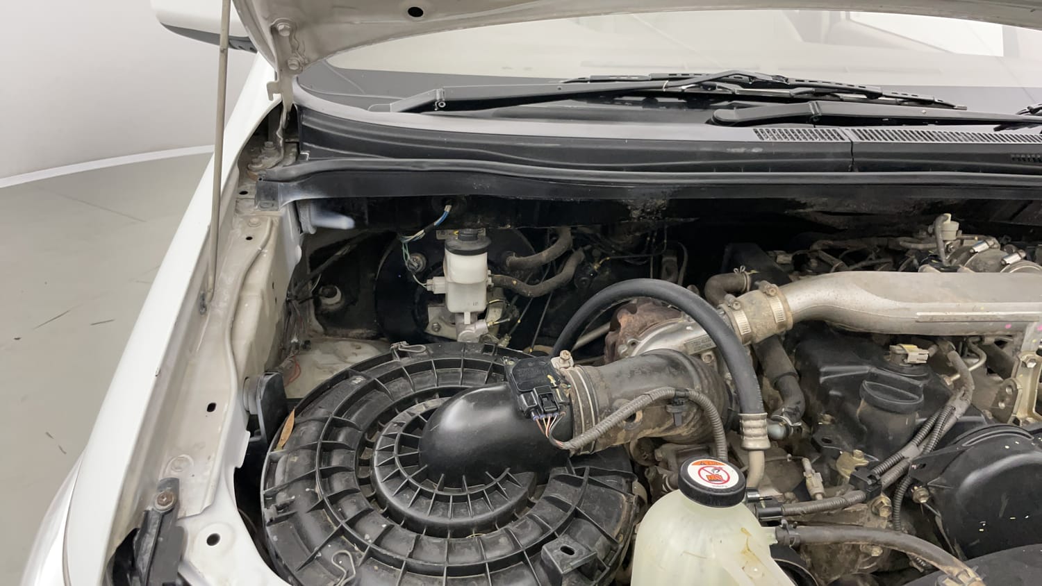 New Toyota Innova engine ENGINE RIGHT SIDE HINGE & APRON VIEW