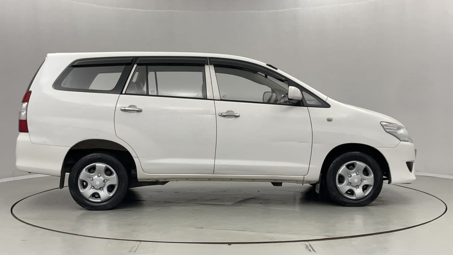 New Toyota Innova exterior RIGHT SIDE VIEW
